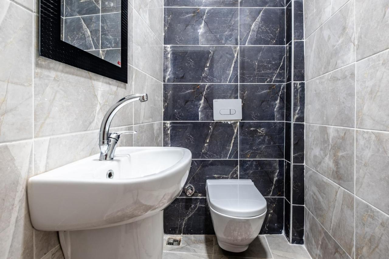 Sleek Flat 50 M To Bull Statue In Kadikoy Apartamento Istambul Exterior foto